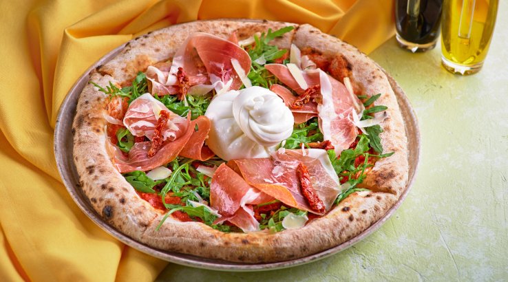 Італійська піца з сиром і прошуто