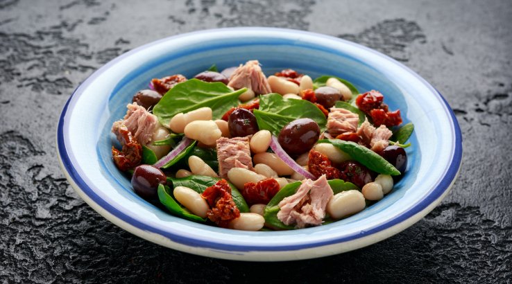Салат із червоної квасолі, перця і тунця