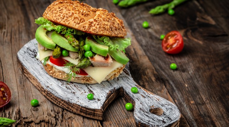 Курячий гамбургер зі спаржею