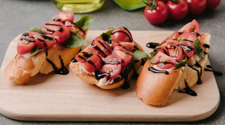 Хліб з томатами і соусом