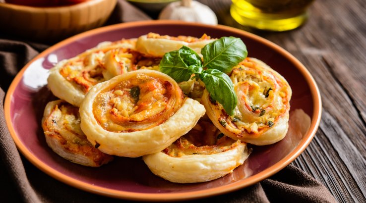 Рулетики із шинкою і молодою капустою