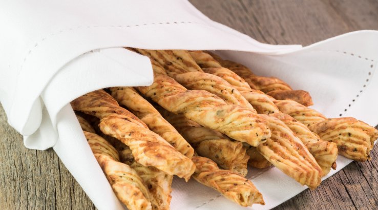 Спиральки из слоеного теста с оливками