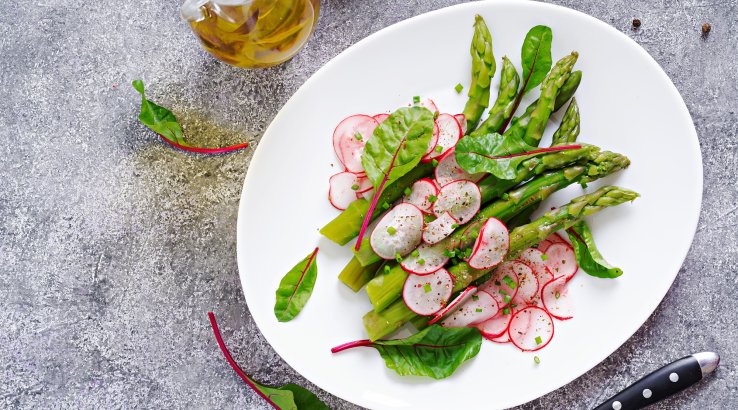 Салат зі спаржею, редискою і фетою
