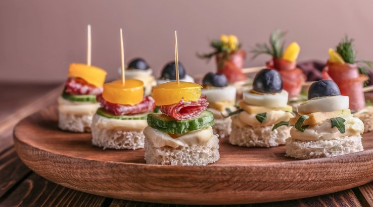 Канапе з ковбасою та огірками