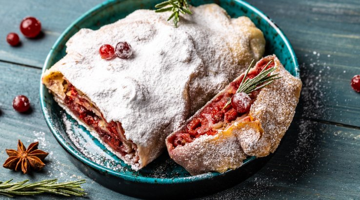 Рулет з манкою та вишнями