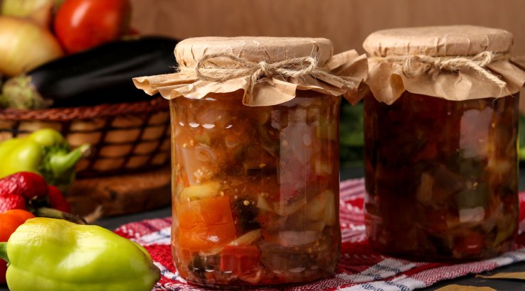 Консервований салат з помідорів, перцю й моркви