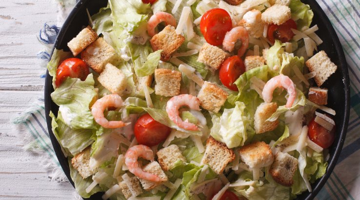 Салат з креветками та сухариками