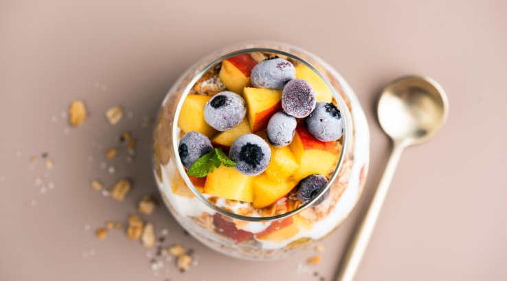 гранола з ягодами та фруктами