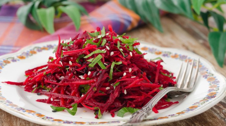 Вітамінний салат з буряка, моркви і яблук