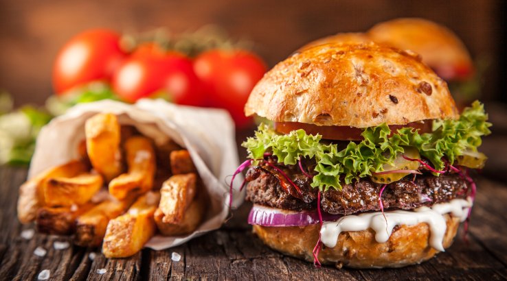 Бургер з котлетою овочами та соусом