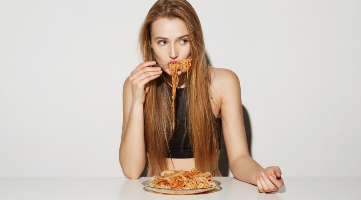 Жінка вечеряє