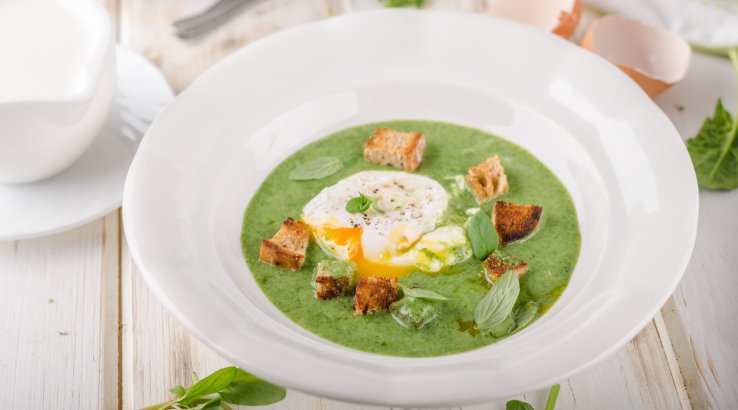 Гороховий суп з яйцем і сухариками