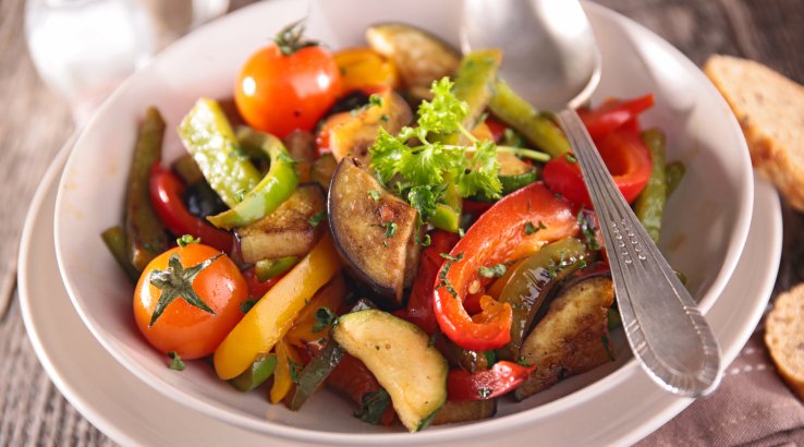 Салат з овочами гриль і сиром