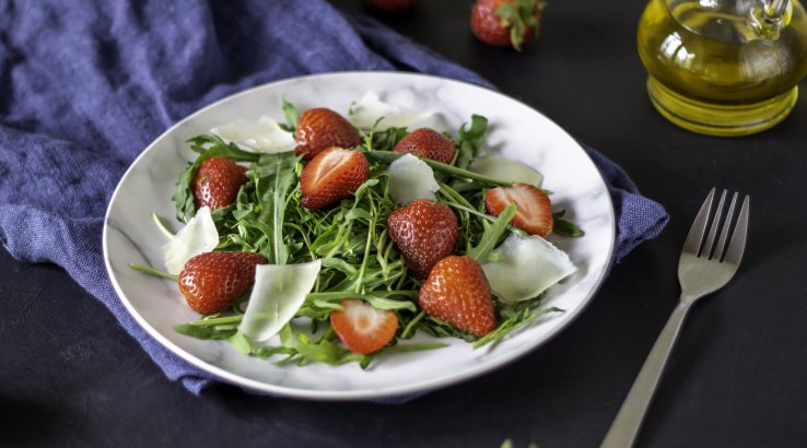 Салат з полуницею та сиром
