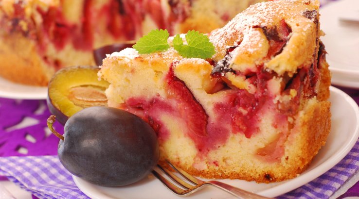 Сметанний кекс зі сливою та шоколадом