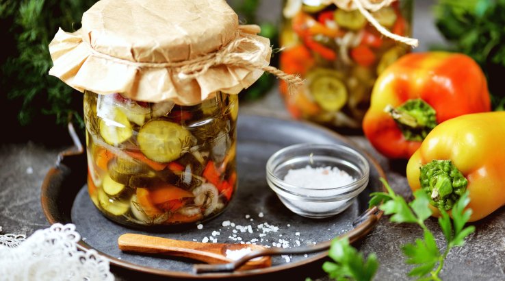 Мариновані огірки з цибулею