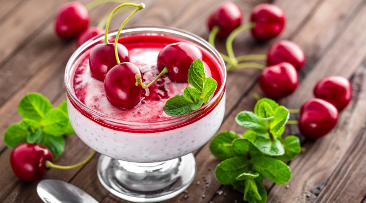 Десерт из йогурта и вишни