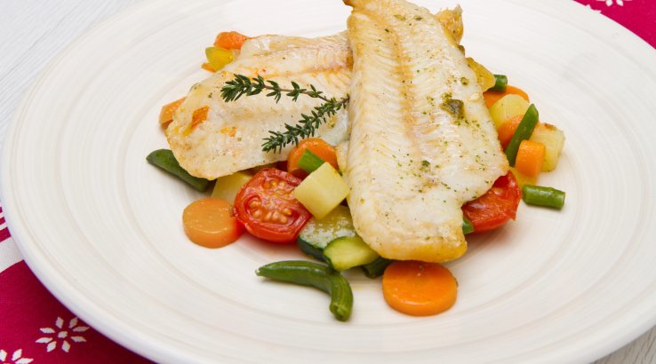 Запечений хек з овочами