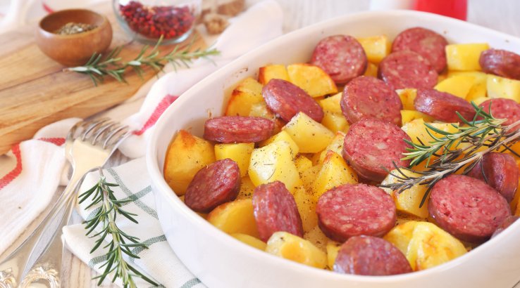 Картопля з мисливськими ковбасками