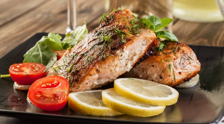 лосось з томатами та лимоном