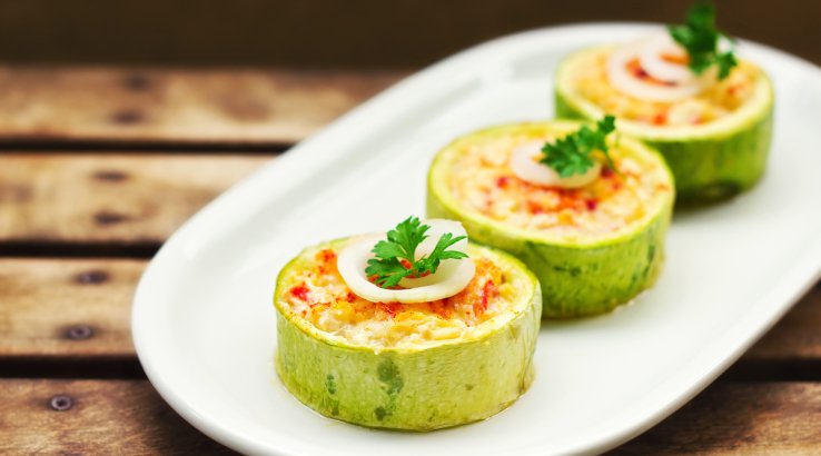 Кабачки, фаршировані грибами і овочами