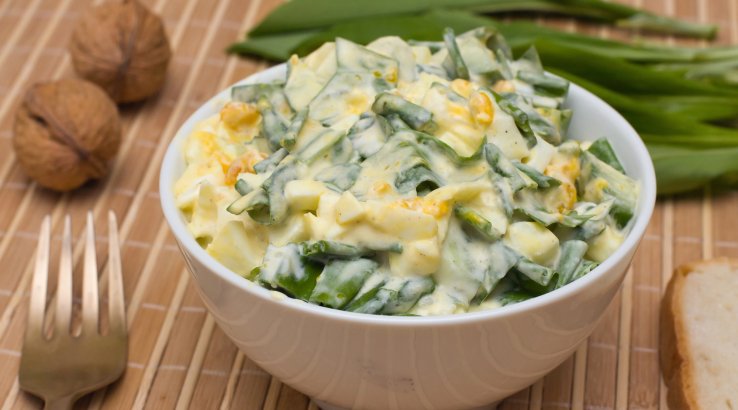 Салат з черемшею і кукурудзою