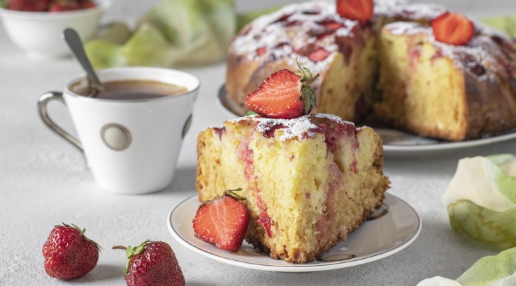 Шарлотка с клубникой и бананом