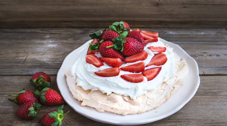 Десерт з меренги з полуницею