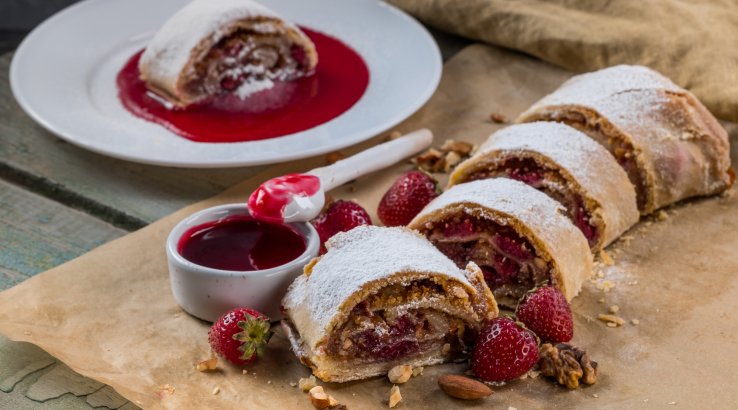 Рулет з полуницею та мигдалем