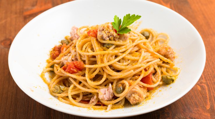 Спагеті з тунцем і томатами