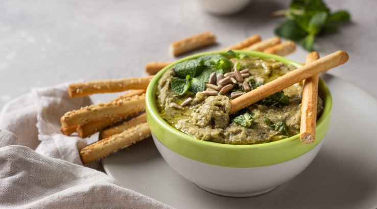 Хумус з м'ятою, авокадо на світлому столі