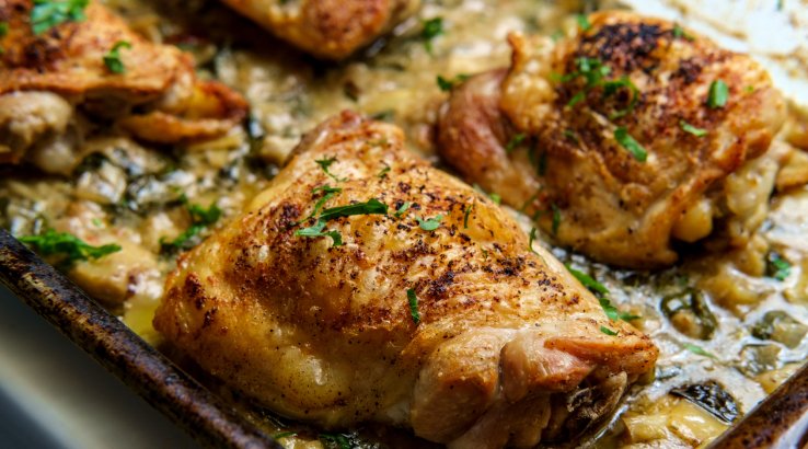 Курячі стегенця, фаршировані шпинатом та фетою