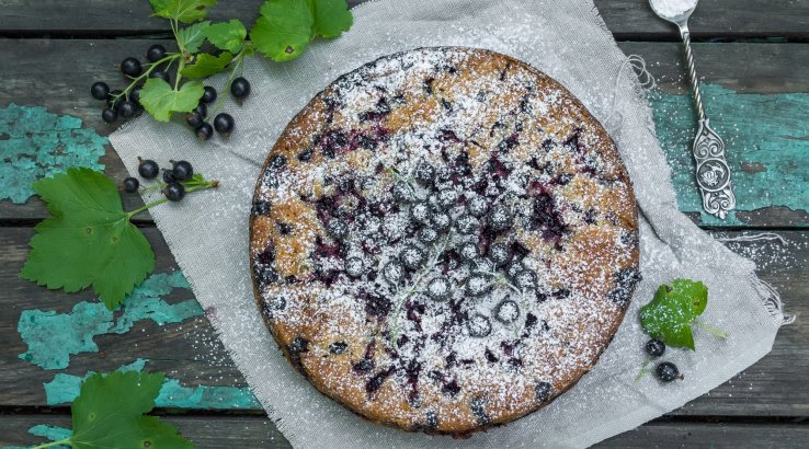 Шарлотка зі смородиною