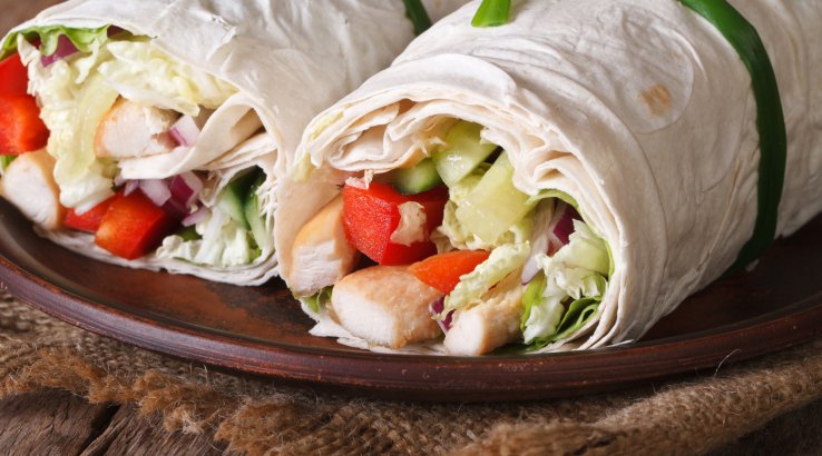 Рулет з лаваша з куркою та овочами