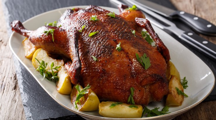 Запечена качка, фарширована гречкою і яблуками