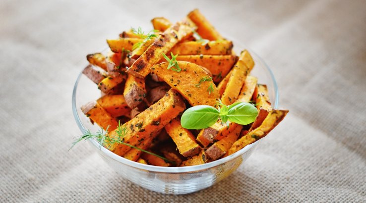 Як приготувати батат у духовці та отримати корисний універсальний гарнір