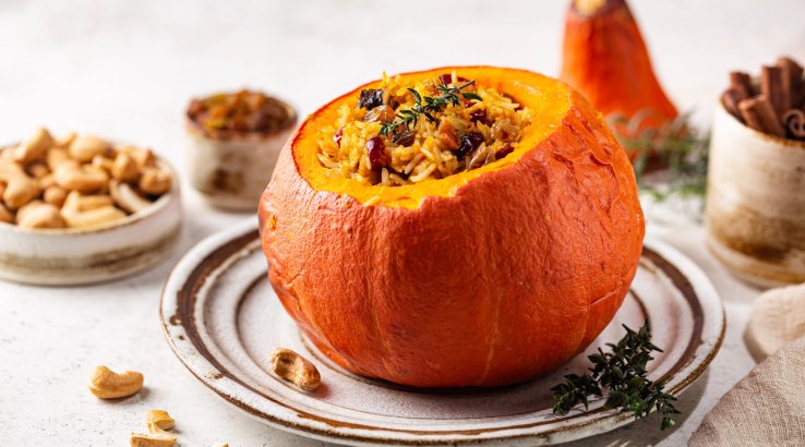 Гарбуз, фарширований рисом, кабачками та сухофруктами