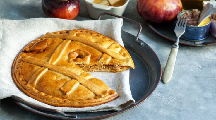 Пиріг з консервованим тунцем