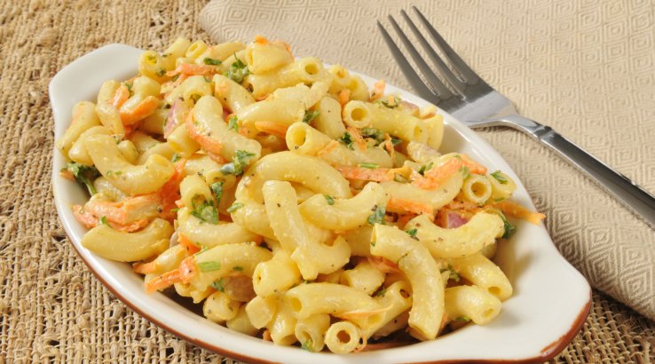 Салат з макаронами і овочами