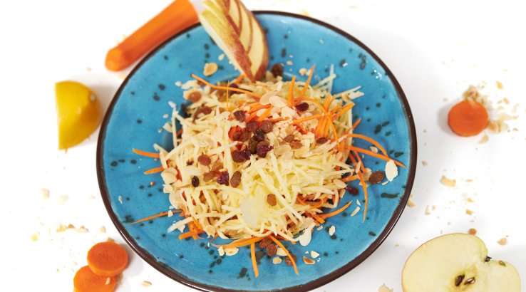 Салат з моркви, яблук та родзинок