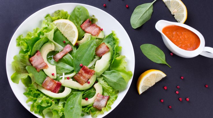 Зелений салат з беконом та авокадо