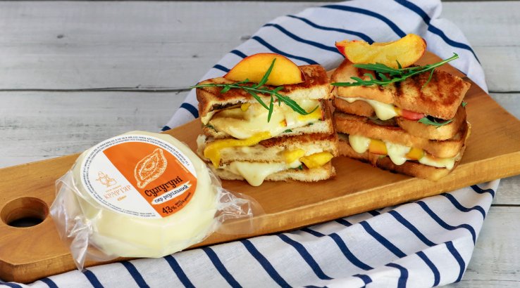 Сендвічі на грилі з сулугуні та персиками