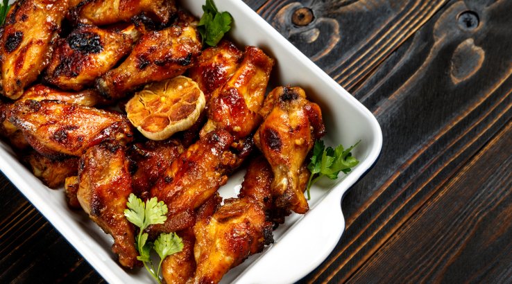 Куриные крылья в глазури с петрушкой