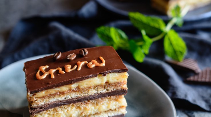 Торт з мигдальними коржами, кремом і ганашем