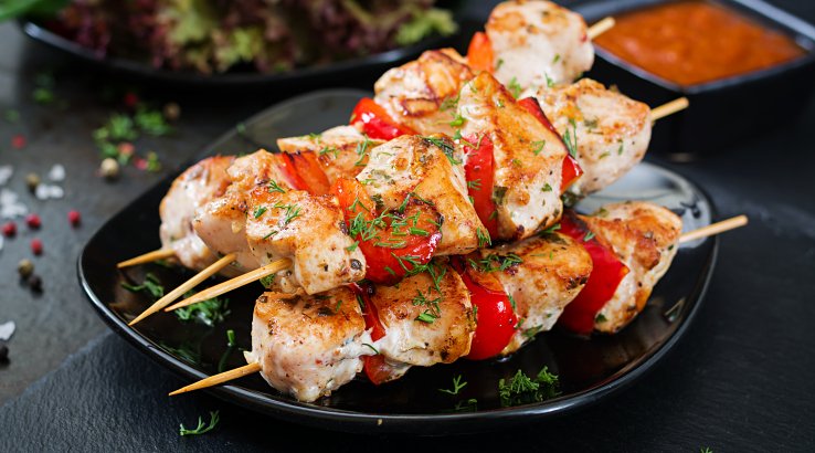 Курячий шашлик на шпажках з овочами