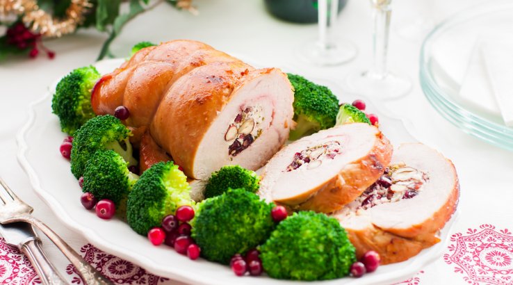 Грудка індички, фарширована журавлиною і горіхами