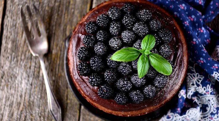 Шоколадно-кабачковий кекс з ягодами