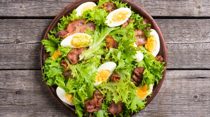 Весняний салат з беконом і горошком