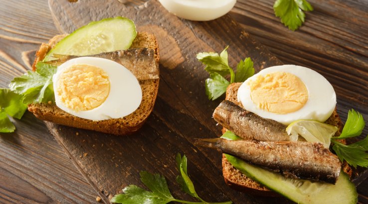 Бутерброди з яйцем, шпротами та огірком