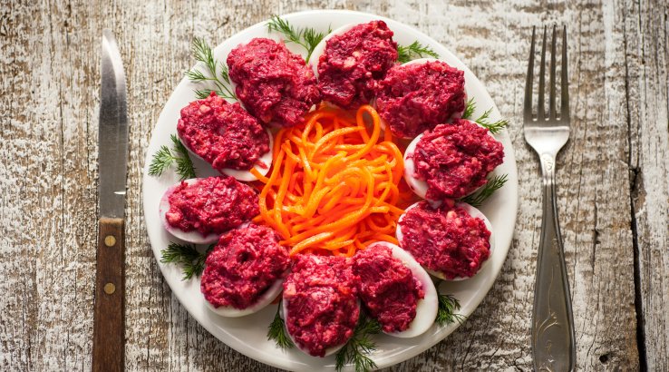 Фаршировані яйця з оселедцем і буряком